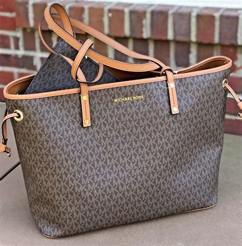 Michael Kors Tote Handbags .